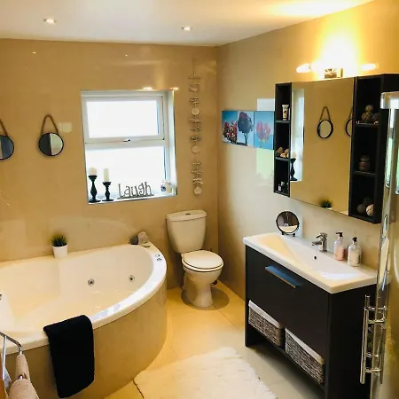 Connemara. 3 Bedroom, 8 Bed,