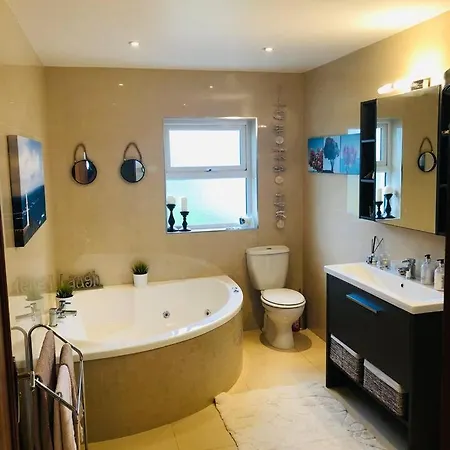 Connemara. 3 Bedroom, 8 Bed,